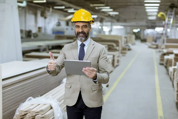 Retrato Hombre Negocios Mediana Edad Con Tableta Digital Fábrica — Foto de Stock