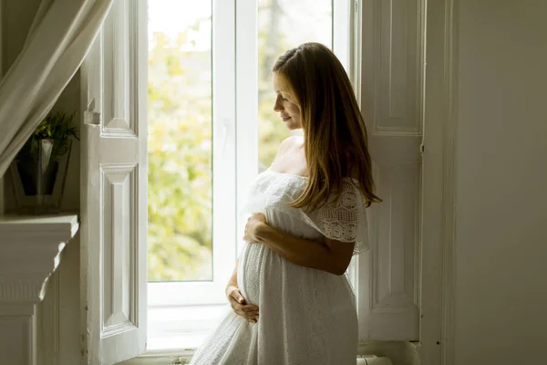 Jolie Jeune Femme Enceinte Debout Près Fenêtre — Photo