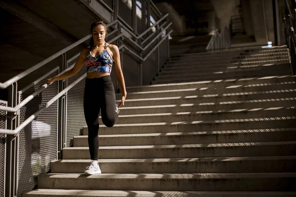 Jonge Fitness Vrouw Doen Oefeningen Buiten Stedelijke Omgeving — Stockfoto