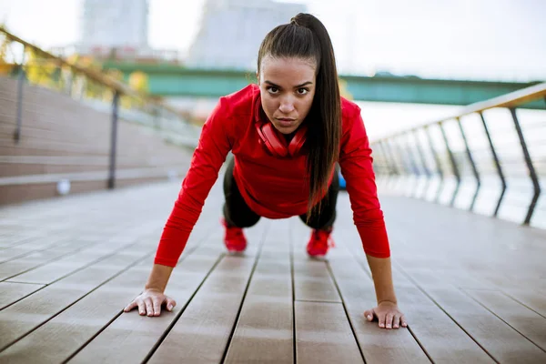 Jovem Mulher Exercícios Calçadão Depois Correr Manhã — Fotografia de Stock