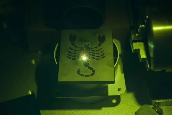 Detalhe Máquina Corte Laser Cnc Cortando Chapa Metálica — Fotografia de Stock