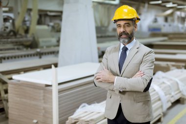 Kask bir depo ile takım üst düzey yakışıklı işadamı portresi