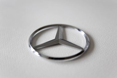 Belgrade, Sırbistan - 18 Nisan 2018: Mercedes-Benz işareti Belgrad, Sırbistan için. Alman küresel otomobil şirketi ve Daimler Ag 1926 kurulmuş bir bölümü.