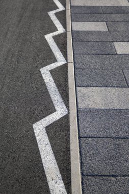 Beyaz zikzak çizgi ile kaldırım taşı kaldırım closeup