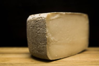 Tablo üzerinden geleneksel Auvergne peynir