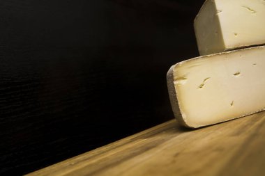 Tablo üzerinden geleneksel Auvergne peynir