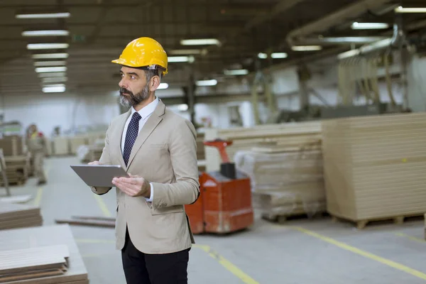 Retrato Empresário Meia Idade Com Tablet Digital Fábrica — Fotografia de Stock