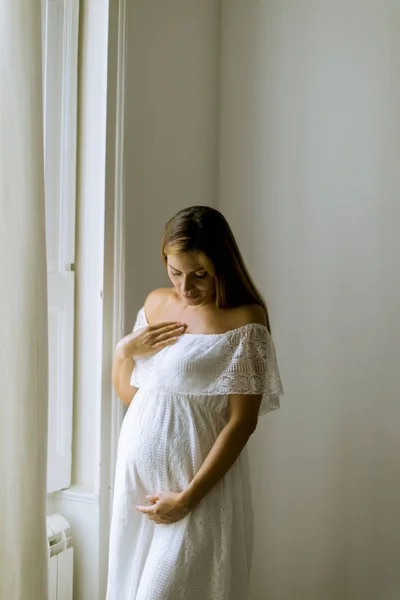 Jolie Jeune Femme Enceinte Debout Près Fenêtre — Photo