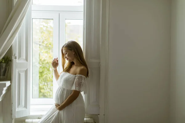 Jolie Jeune Femme Enceinte Debout Près Fenêtre — Photo