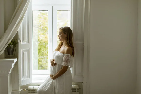 Красивая Молодая Беременная Женщина Стоит Окна — стоковое фото