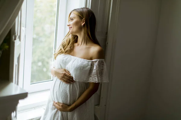 Jolie Jeune Femme Enceinte Debout Près Fenêtre — Photo