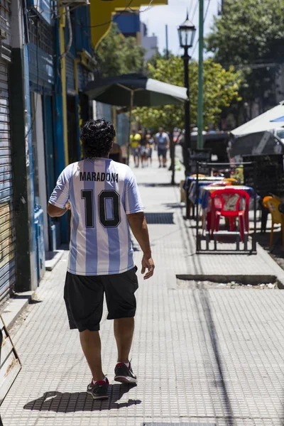 阿根廷布宜诺斯艾利斯 2018年1月20日 阿根廷布宜诺斯艾利斯拉博卡卡米尼托街身穿 Diego Armando Maradona 衬衫的不明身份男子 马拉多纳是阿根廷前足球运动员 也是世界上最著名的球员之一 — 图库照片