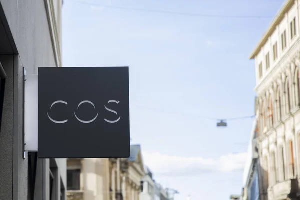 瑞士巴塞尔 2018年9月24日 瑞士巴塞尔的 Cos 商店详情 Cos 公司的一部分 在34个国家拥有197家商店 — 图库照片