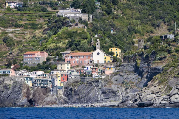 イタリアのリグリア海でチンクエ テッレのヴェルナッツァの町を表示します — ストック写真