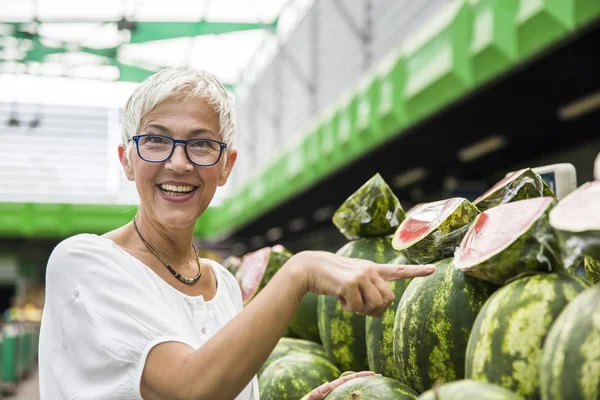 Porträtt Senior Kvinna Att Köpa Vattenmelon Marknaden — Stockfoto