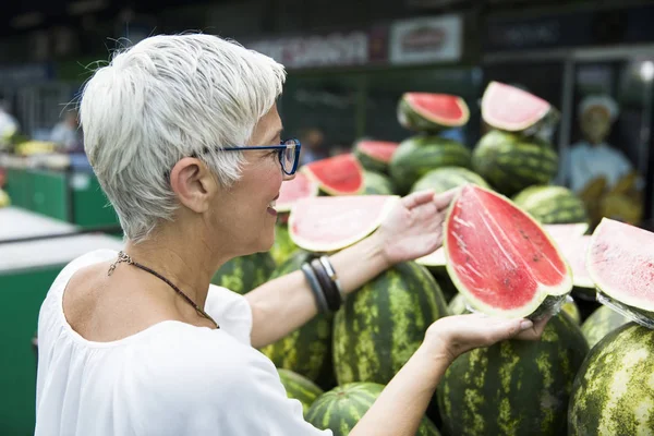 Porträt Einer Seniorin Die Wassermelonen Auf Dem Markt Kauft — Stockfoto