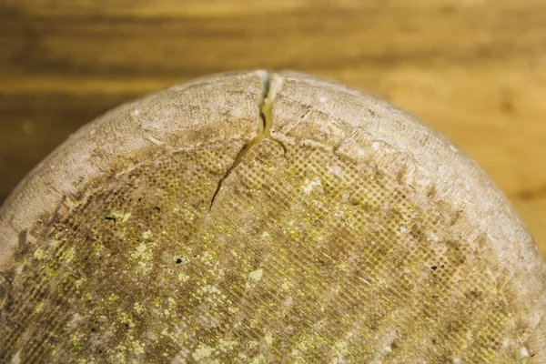 Ahşap Masa Üzerinde Üzerinden Geleneksel Auvergne Peynir — Stok fotoğraf