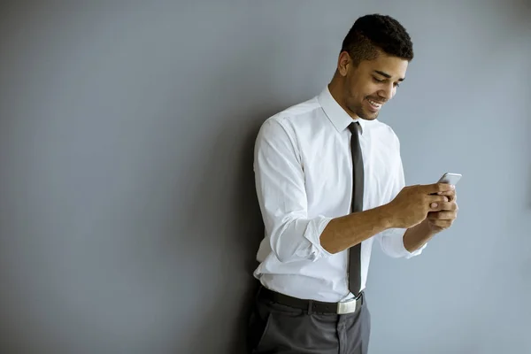 Retrato Bonito Empresário Afro Americano Com Celular — Fotografia de Stock