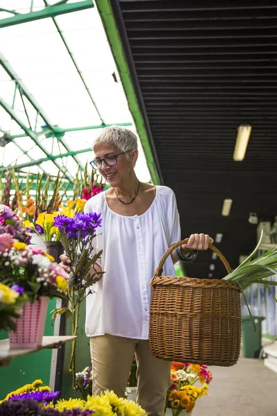 Affascinante Donna Anziana Acquistare Fiori Sul Mercato Locale — Foto Stock