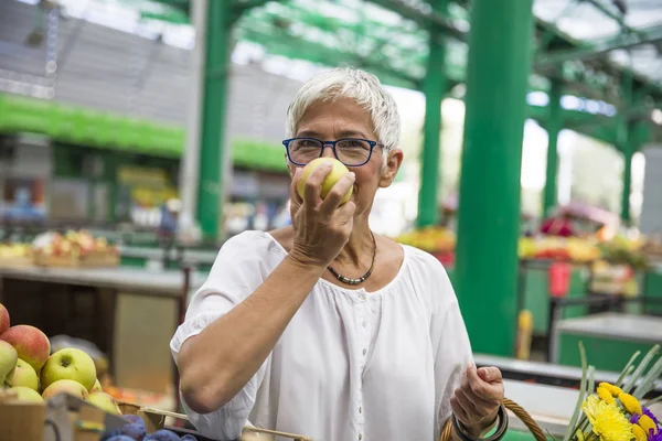 Lycklig Senior Kvinna Att Köpa Äpplen Marknaden — Stockfoto