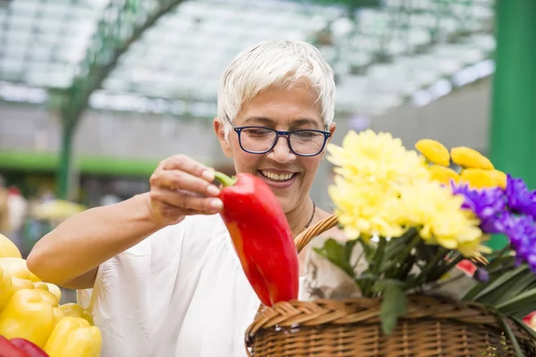 Portret Van Senior Vrouw Rode Pepers Markt Kopen — Stockfoto