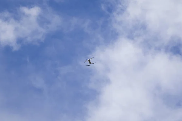 Drone Voador Céu Com Nuvens Brancas — Fotografia de Stock