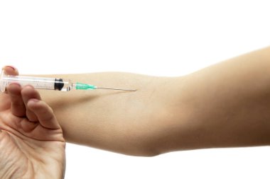 Kadın onu elinde beyaz arka plan karşı bir enjeksiyon verir