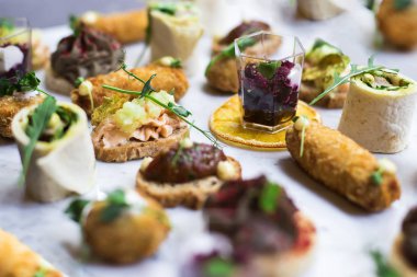 Meze masada farklı antipasti atıştırmalıklar ile göster