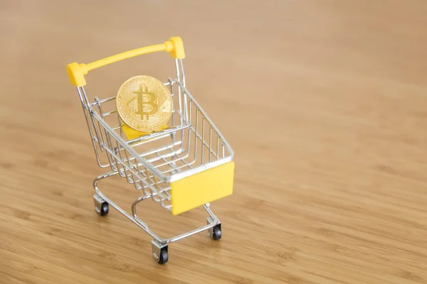 Bitcoin Mini Carro Supermercado Aislado Sobre Fondo Madera — Foto de Stock