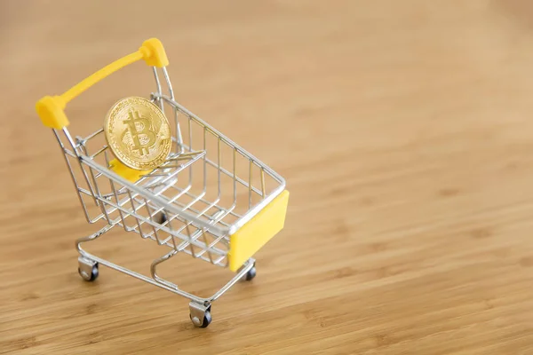 Bitcoin Mini Carro Supermercado Aislado Sobre Fondo Madera — Foto de Stock