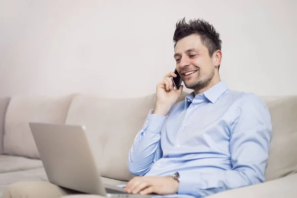 Ung Och Stilig Affärsman Med Mobiltelefon Och Arbetar Bärbar Dator — Stockfoto