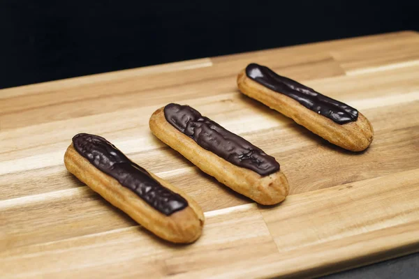 Gâteau Crémeux Croustillant Avec Chocolat Noir Isplated Sur Fond Bois — Photo