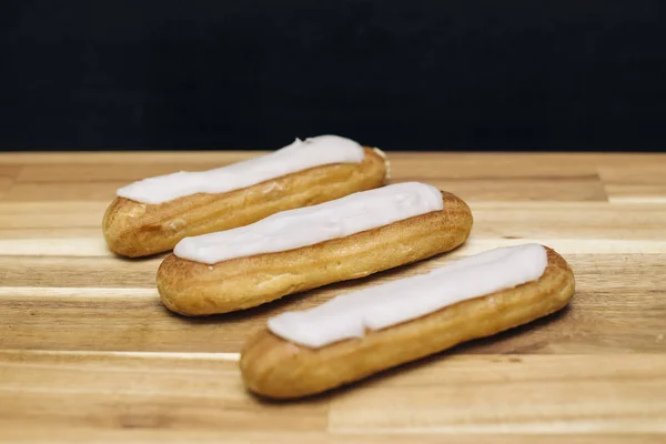 Gâteau Crémeux Croustillant Eclair Chocolat Blanc Isolé Sur Fond Bois — Photo