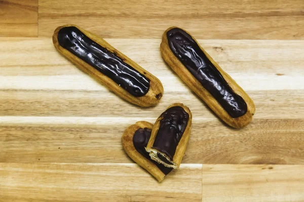 Gâteau Crémeux Croustillant Eclair Chocolat Noir Isolé Sur Fond Bois — Photo