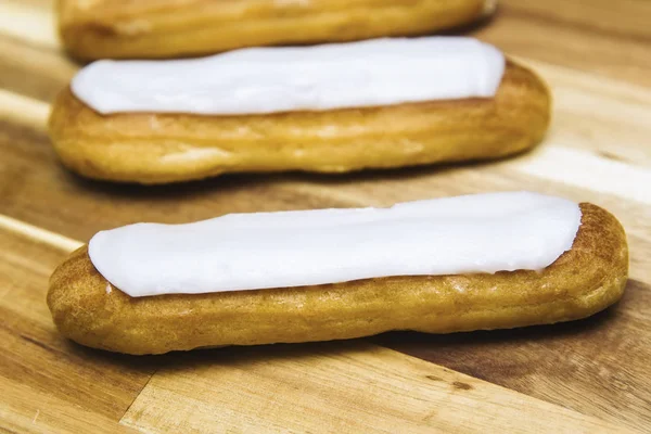 Gâteau Crémeux Croustillant Eclair Chocolat Blanc Isolé Sur Fond Bois — Photo