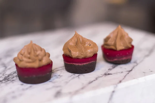 Zblízka Pohled Mini Krémové Koláčky Čokoládou Malina — Stock fotografie
