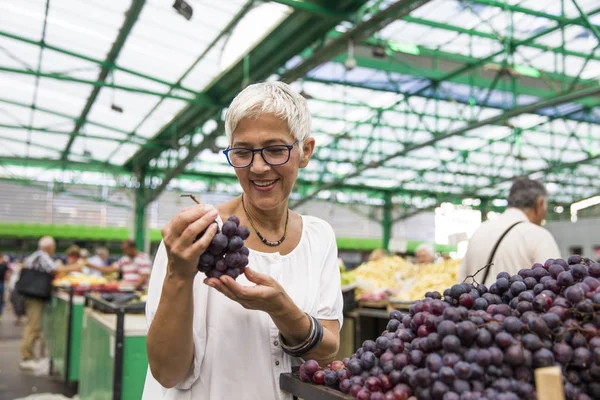 Porträtt Senior Kvinna Att Köpa Druva Marknaden — Stockfoto