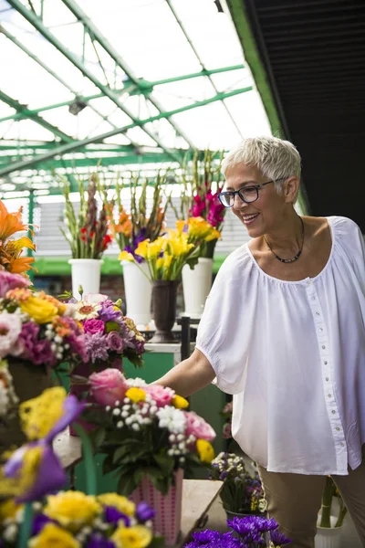 Affascinante Donna Anziana Acquistare Fiori Sul Mercato Locale — Foto Stock