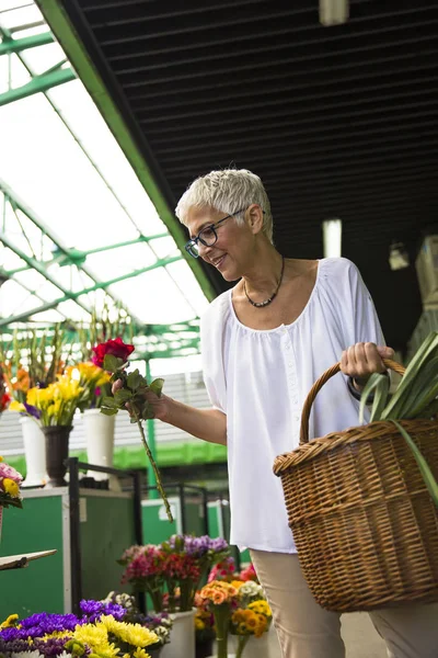 Charrming Starší Žena Nákup Květin Místním Trhu — Stock fotografie