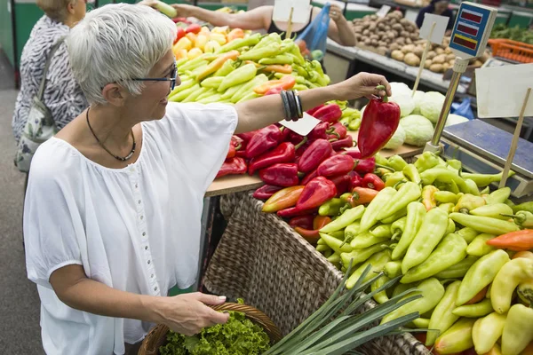 Porträt Einer Gut Aussehenden Seniorin Mit Brille Kauft Pfeffer Auf — Stockfoto