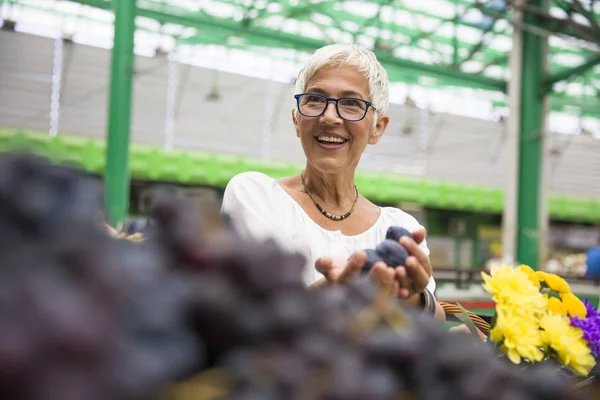 Porträtt Senior Kvinna Att Köpa Frukt Marknaden — Stockfoto
