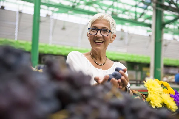 Ritratto Donna Anziana Che Acquista Frutta Sul Mercato — Foto Stock