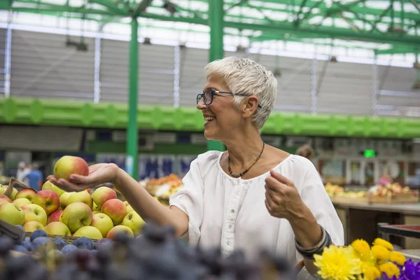 Felice Donna Anziana Acquisto Mele Sul Mercato — Foto Stock