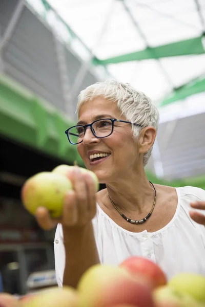 Felice Donna Anziana Acquisto Mele Sul Mercato — Foto Stock