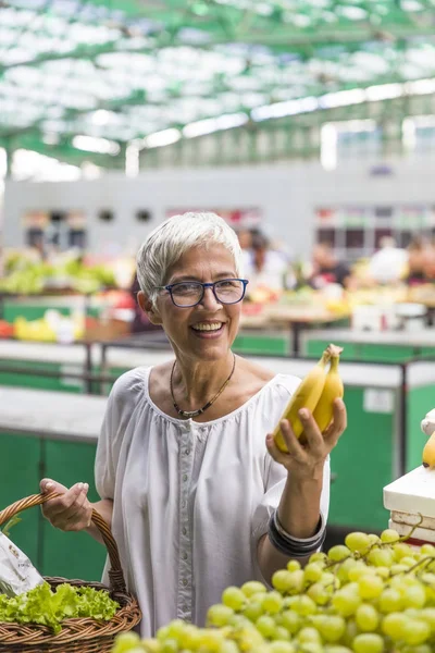 Porträtt Snygg Senior Kvinna Köper Bananer Marknaden — Stockfoto