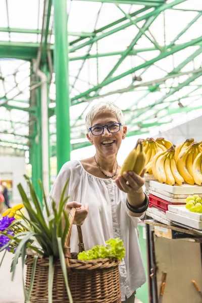 Porträtt Snygg Senior Kvinna Köper Bananer Marknaden — Stockfoto