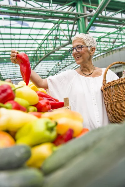 Porträtt Senior Kvinna Att Köpa Röda Paprikor Marknaden — Stockfoto