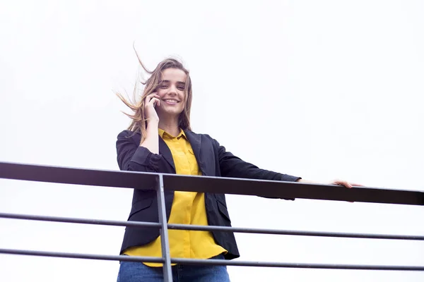 Jovem Mulher Negócios Alegre Usa Celular Rua — Fotografia de Stock