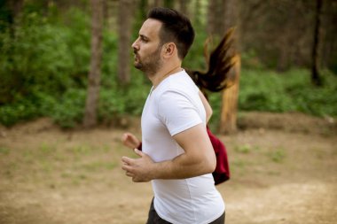 Sağlıklı uyum ve sportif çift doğada yaz gününde çalışan