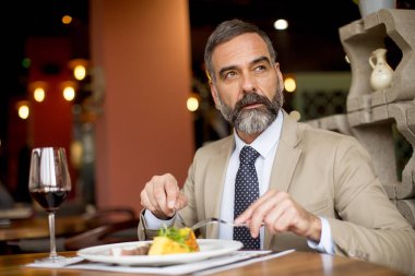 Restoranda yakışıklı komuta sizde yemek öğle yemeği portre